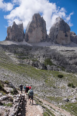 Fototapeta premium Senderistas caminando en las Tres Cimas de Lavaredo en las Dolomitas de Auronzo en el norte de Italia