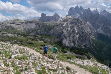 Fototapeta na wymiar Senderistas y paisaje de montañas en las Dolomitas de Auronzo en el norte de Italia