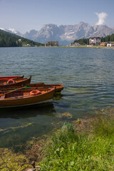 Obraz premium Barcas fondeadas en la orilla del lago Misurina en la provincia de Belluno, Italia