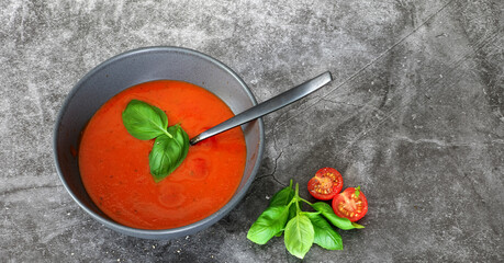 Tomatensuppe,Tomaten, Basilikum, Pfeffer, Salz,
Tomatenmark, Löffel, Biotomaten, Schüssel,
Kochen, Toastbrot,
