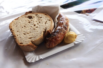 bratwurst und brot mit senf an veranstaltung ode rparty im sommer