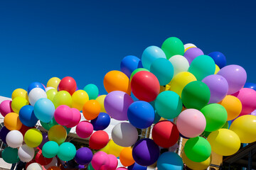 farbige partyballone an hochzeit mit blauem himmel