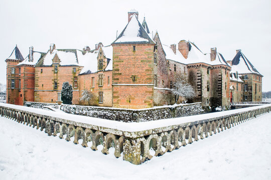Le château de Carrouges, sous la neige, Orne, Normandie.