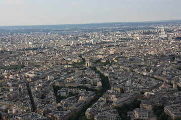 Fototapeta premium Überbick über Paris mit l'Arc de Triomph (Triumpfbogen) im Zentrum, welches einen großen Kreisverkehr darstellt, von welchem viele Straßen münden.