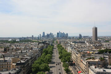 Straße welche zur skyline Paris fürt mit La Grande Arche und Hochhäusern (hochformat)