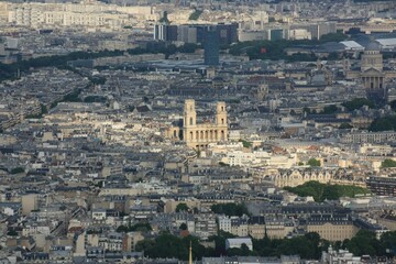 notre dame in Paris/ Kirche/cathedrale umgeben von Hausdächern