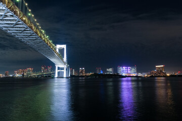 Fototapeta na wymiar 東京都 夜のレインボーブリッジとお台場方面の風景、芝浦南ふ頭公園から