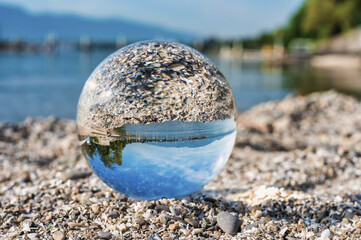 Fototapeta na wymiar boule de verre sur la plage