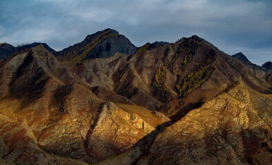 Fototapeta premium Russia. South Of Western Siberia, Altai Mountains. Illuminated by the sunset rays of the sun, the picturesque mountains along the Chui tract near the village of Inya.