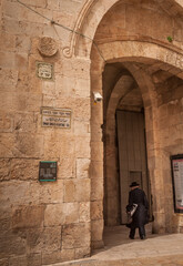 Juif orthodoxe entrant par la Porte de Jaffa à Jérusalem
