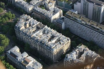 Obenansicht von typischen Haus in Pariser Innenstadt mit Innenhof, Schornsteinen und Blech Dächern