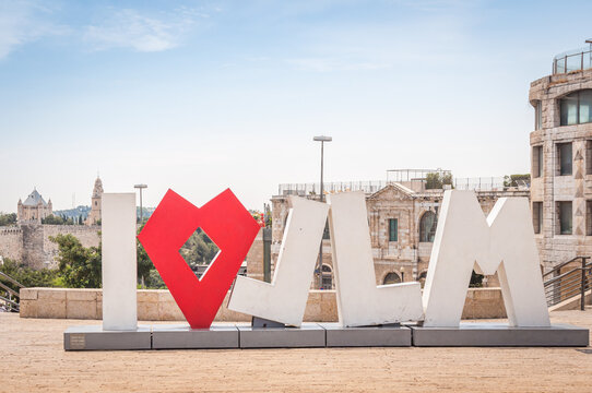I love JLM statue sur Tsahal sqaure