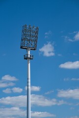 Flutlichtmast vor blauem Himmel