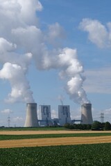 Ein Braunkohlekraftwerk bei blauem Himmel	
