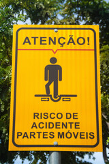 Traffic sign warning of the risk of an accident in downtown Rio de Janeiro.