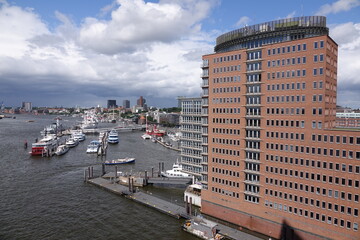 Blick von der Elbphilharmonie in Hamburg