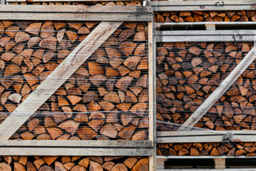 Holzstapel mit geschnittenem Holz in Stücken