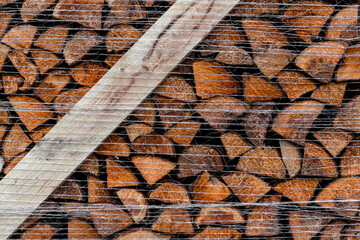 Holzstapel mit geschnittenem Holz in Stücken