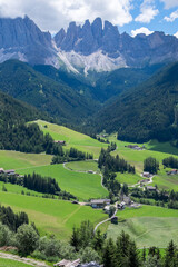 Valle de Funes y monta&ntilde;as de las Dolomitas en la provincia de Bolzano, Italia