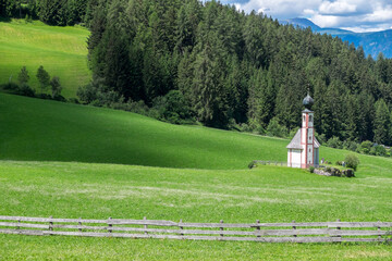 Paisaje rural e iglesia de San Giovanni en el Valle de Funes en la provincia de Bolzano, Italia