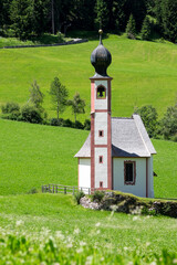 Fototapeta premium Iglesia de San Giovanni en Ranui, Valle de Funes en la provincia de Bolzano, Italia