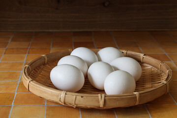 笊にのせた生卵