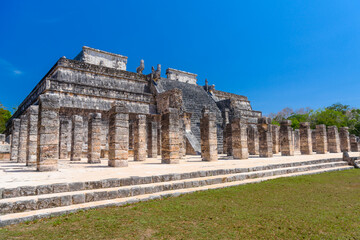 Fototapeta na wymiar Temple of the Warriors in Chichen Itza, Quintana Roo, Mexico. Mayan ruins near Cancun