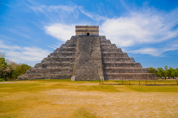 Temple Pyramid of Kukulcan El Castillo, Chichen Itza, Yucatan, Mexico, Maya civilization