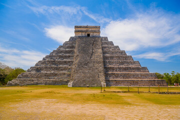 Obraz na płótnie Canvas Temple Pyramid of Kukulcan El Castillo, Chichen Itza, Yucatan, Mexico, Maya civilization