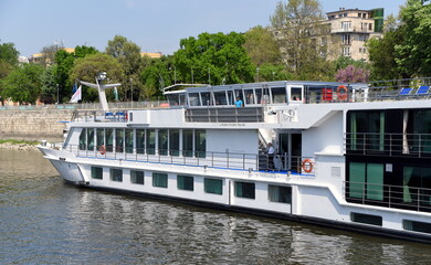 Am Ufer angelegtes Schiff einer Flusskreuzfahrt