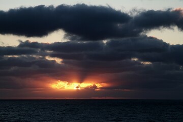 Obraz premium Sonnenaufgang über dem Meer