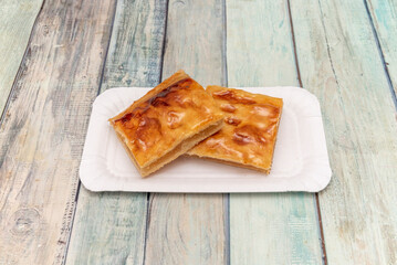 A bayoness is a sweet made with puff pastry and stuffed with angel hair. It is served in rectangular portions that can range from 10 to 20 cm in size