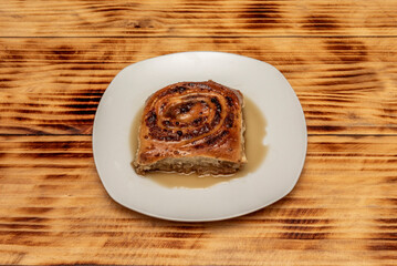 shaped similar to that of a snail so it resembles cinnamon rolls, and in its folds it is filled with a mixture of grated paper and white cheese, flavored with anise in kind and baked.
