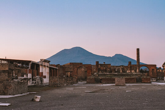 Paisaje y vista del Volc&aacute;n Vesubio y el parque arqueol&oacute;gico de Pompeii