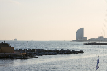 Obraz premium atardecer en playa la Barceloneta, Barcelona, España. 