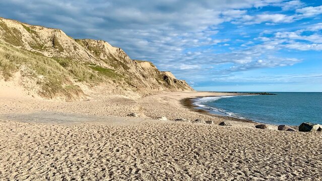 
Klippen und Strand an der Bovbjerg-K&uuml;ste bei Ferring in D&auml;nemark an einem sonnigen Tag, K&uuml;ste, Felsen und Steine, Landschaft, Natur, Urlaub