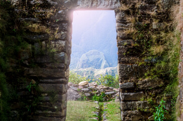 Vista del Macchu Picchu a traves de la puerta inca - Macchu Picchu, Ruina Inca, Salkantay Trek, Peru - obrazy, fototapety, plakaty