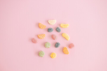Fototapeta na wymiar Italian jelly fruit sweets on pink background