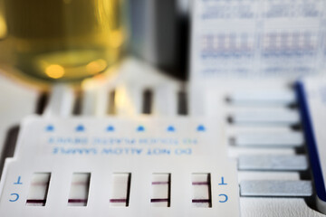 Drogentest Drogen Test testen zeigt positiv Testergebnis positives Ergebnis Urin Kontrolle Check, ...