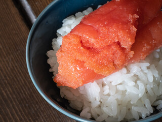 炊き立ての白米の上の明太子のクローズアップ。二段重ね。