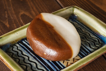 茶色と白色の二色のべこもち。北海道ではよく食べられる和菓子の一つ。 - obrazy, fototapety, plakaty