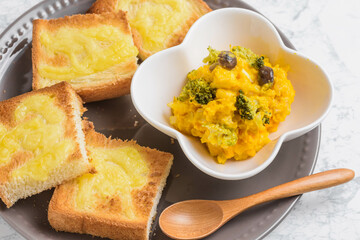 カボチャサラダとチーズトースト