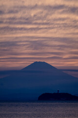 Fototapeta na wymiar 神奈川県逗子海岸から見た夕暮れの富士山と江ノ島の光景 