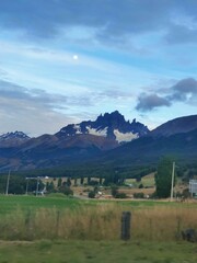 Cerro Castillo con la luna de fondo