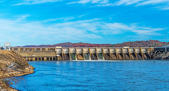 Fort Loudoun Lock & Dam Is A Hydroelectric Dam On The Tennessee River In Loudon County, Tennessee Creating Fort Loudoun Lake Near Knoxville
