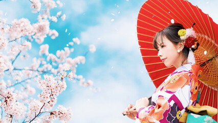桜吹雪と和服の女性