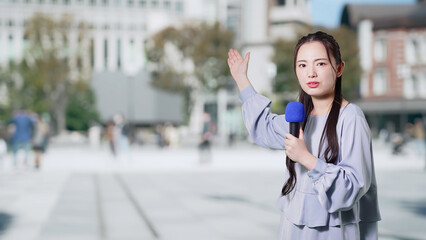 街で中継するレポーター　アナウンサー