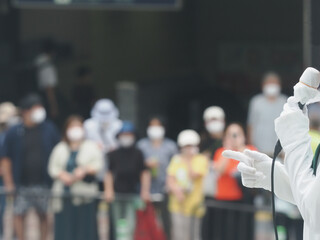 選挙運動で街頭演説をする候補者とマスクをして聞く聴衆