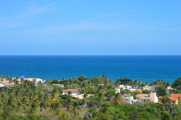 Obraz premium Landscape of a blue ocean and green trees at Salvador