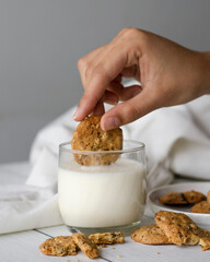 fotografias de galletas en superficie de madera blanca con elementos de complemento como telas y otros trozos de galleta